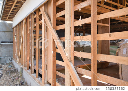 老舊木屋拆除現場：外牆框架 138385162