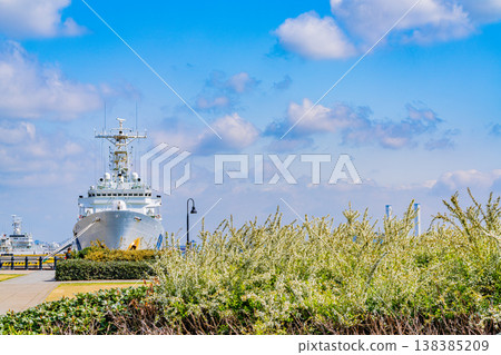 (神奈川縣)橫濱港未來:一艘巡邏艇停靠在紅磚公園碼頭。 (神奈川縣)橫濱港未來:一艘巡邏艇停靠在紅磚公園碼頭。 138385209