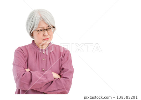 一位頭髮灰白的老婦人雙手交叉抱在胸前(憂慮、不安、沉思、沉思、擔憂) 一位頭髮灰白的老婦人雙手交叉抱在胸前(憂慮、不安、沉思、沉思、擔憂) 138385291