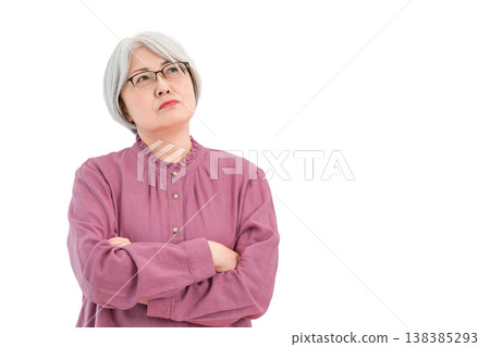 一位頭髮灰白的老婦人雙手交叉抱在胸前(不滿、憂慮、困擾、沉思、煩躁、麻煩) 一位頭髮灰白的老婦人雙手交叉抱在胸前(不滿、憂慮、困擾、沉思、煩躁、麻煩) 138385293