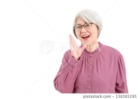微笑的灰白頭髮的老婦人(溝通、低語、推薦、討價還價、重視) 微笑的灰白頭髮的老婦人(溝通、低語、推薦、討價還價、重視) 138385295