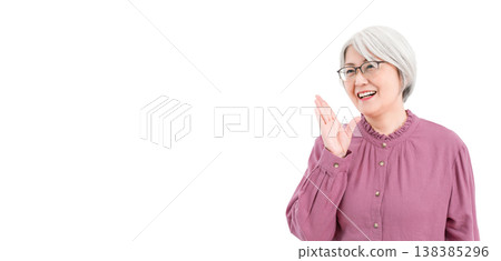 微笑的灰白頭髮的老婦人(溝通、低語、推薦、討價還價、重視) 微笑的灰白頭髮的老婦人(溝通、低語、推薦、討價還價、重視) 138385296