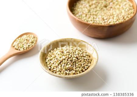 盛於盤中的蕎麥粒（來自北海道） 138385336