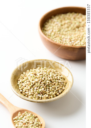 盛於盤中的蕎麥粒（來自北海道） 138385337