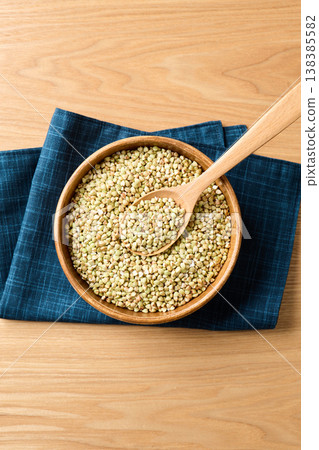 盛於盤中的蕎麥粒（來自北海道） 138385582