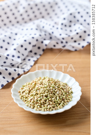 盛於盤中的蕎麥粒（來自北海道） 138385712