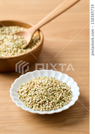 盛於盤中的蕎麥粒(來自北海道) 盛於盤中的蕎麥粒(來自北海道) 138385714