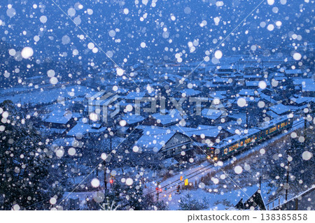 清晨雪夜，從小濱妙顯神社眺望西瀨町的景色。 138385858
