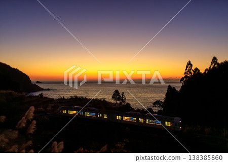 黎明前,一艘柴油動車組行駛在紀成本線上,駛過徐福宮,太平洋在遠處的海面上清晰可見。 黎明前,一艘柴油動車組行駛在紀成本線上,駛過徐福宮,太平洋在遠處的海面上清晰可見。 138385860