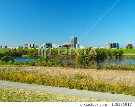 冬季從江戶川河堤上眺望，對岸是三里中央站附近的建築物（遠處是富士山）。 138385917