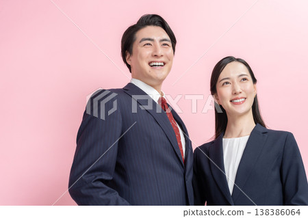 微笑的商人和女士 138386064