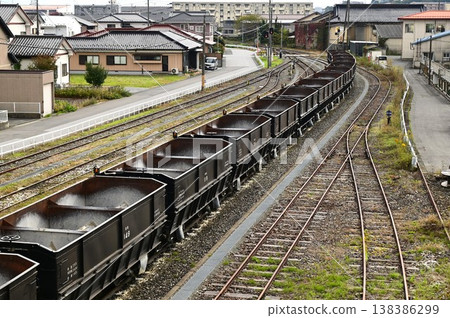 石灰石運輸列車停靠在森站，森站是三陸鐵道裡亞斯線最南端的車站。 138386299