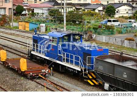 石灰石運輸列車停靠在森站，森站是三陸鐵道裡亞斯線最南端的車站。 138386301