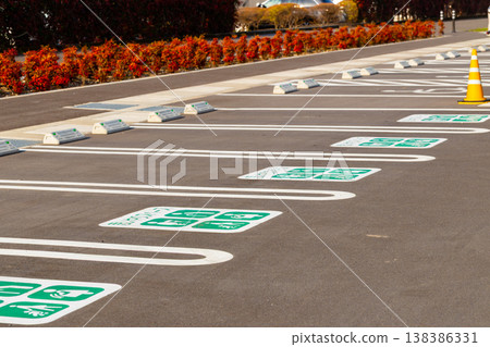 Parking lots with priority parking spaces (barrier-free and public etiquette) Parking lots with priority parking spaces (barrier-free and public etiquette) 138386331