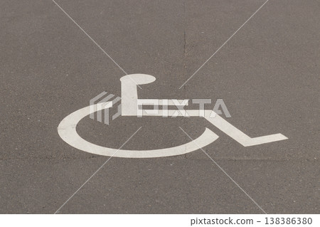 輪椅標示道路標線(殘障人士專用無障礙/優先通行空間) 輪椅標示道路標線(殘障人士專用無障礙/優先通行空間) 138386380
