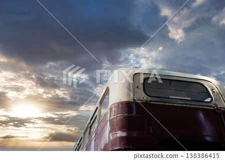 一輛老舊的紅色雙層巴士 138386415