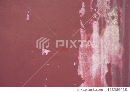 一塊紅色油漆剝落的金屬板 138386418