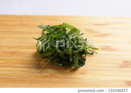 切碎的紫蘇葉（紫蘇葉）可以用作菜餚的裝飾或著色劑。 138386857