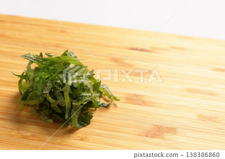 切碎的紫蘇葉（紫蘇葉）可以用作菜餚的裝飾或著色劑。 138386860
