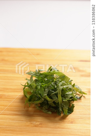 切碎的紫蘇葉（紫蘇葉）可以用作菜餚的裝飾或著色劑。 138386862