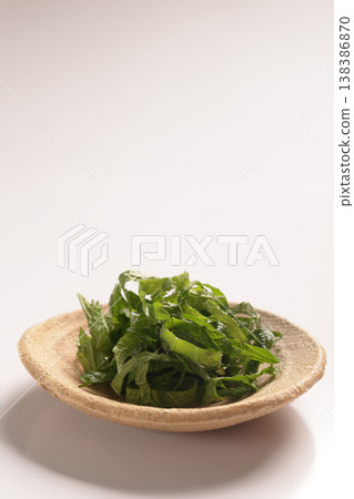 切碎的紫蘇葉(紫蘇葉)可以用作菜餚的裝飾或著色劑。 切碎的紫蘇葉(紫蘇葉)可以用作菜餚的裝飾或著色劑。 138386870