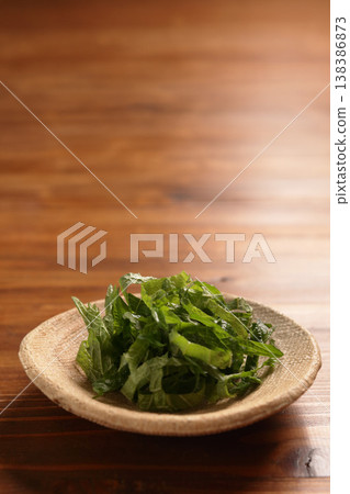 切碎的紫蘇葉（紫蘇葉）可以用作菜餚的裝飾或著色劑。 138386873