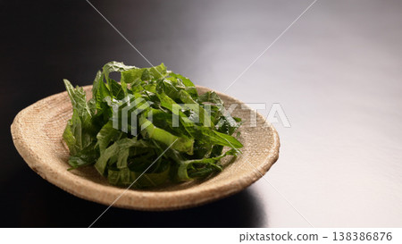 切碎的紫蘇葉（紫蘇葉）可以用作菜餚的裝飾或著色劑。 138386876