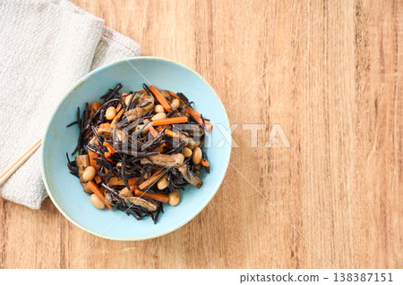 Simmered hijiki seaweed with carrots, soybeans, and fried tofu - a Japanese side dish. 138387151