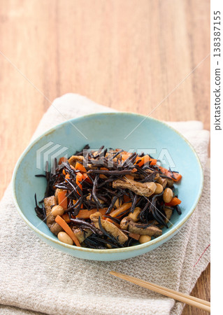 用胡蘿蔔、黃豆和炸豆腐燉煮羊棲息地——一道日式小菜。 用胡蘿蔔、黃豆和炸豆腐燉煮羊棲息地——一道日式小菜。 138387155
