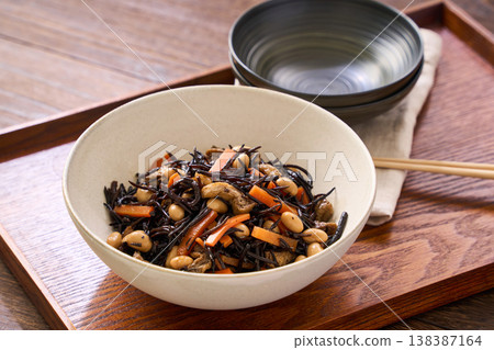 Simmered hijiki seaweed with carrots, soybeans, and fried tofu - a Japanese side dish. 138387164