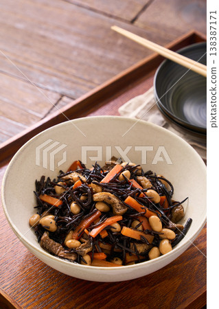 Simmered hijiki seaweed with carrots, soybeans, and fried tofu - a Japanese side dish. 138387171