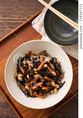 Simmered hijiki seaweed with carrots, soybeans, and fried tofu - a Japanese side dish. 138387172