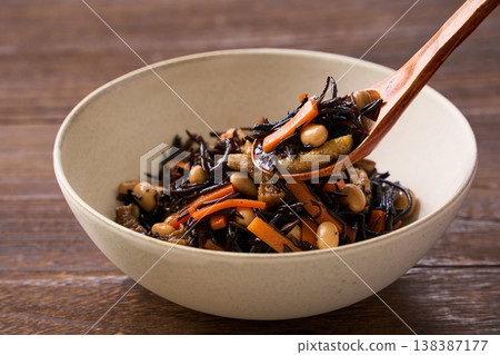 Simmered hijiki seaweed with carrots, soybeans, and fried tofu - a Japanese side dish. 138387177