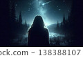 一位女子仰望著沐浴在晴朗冬夜星空和流星雨光芒中的森林景色。 138388107