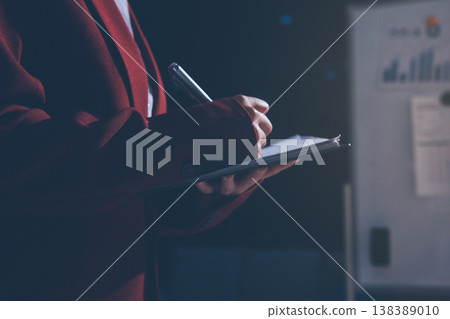 Diverse business people having a team meeting in an office Diverse business people having a team meeting in an office 138389010