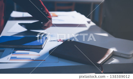 Diverse business people having a team meeting in an office Diverse business people having a team meeting in an office 138389012