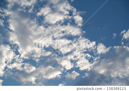 藍天中點綴著零星雲朵 藍天中點綴著零星雲朵 138389123
