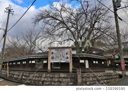 大和國高取城周圍的城下町景像以及遷址後的松之門。 大和國高取城周圍的城下町景像以及遷址後的松之門。 138390100