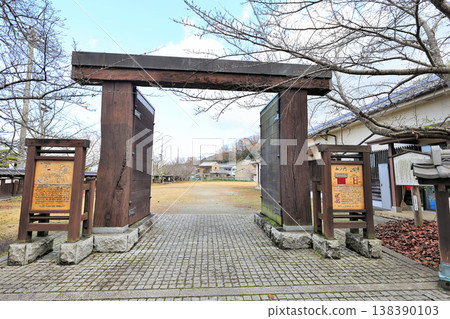 大和國高取城周圍的城下町景像以及遷址後的松之門。 138390103
