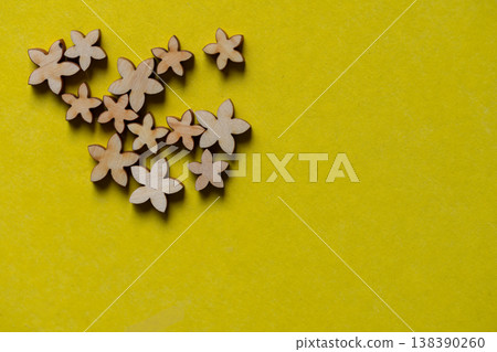 黃色背景上的花瓣 138390260