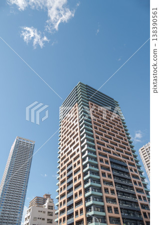 [月島地鐵站附近的一棟高樓公寓] 138390561