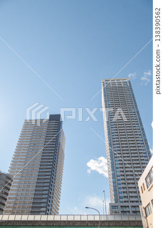 [月島地鐵站附近的一棟高樓公寓] 138390562