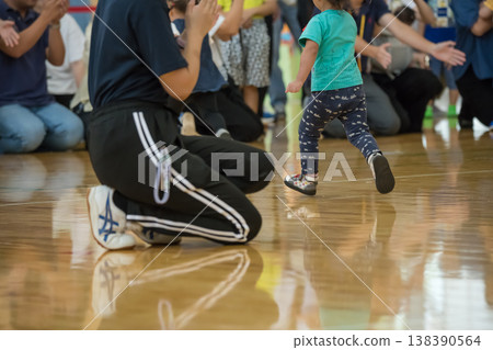 [Nursery school sports day obstacle course] 138390564