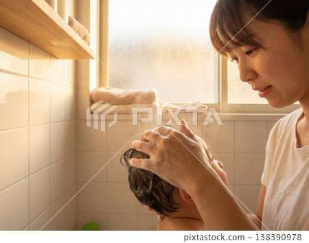一位日本母親正在仔細地為寶寶洗頭。 138390978