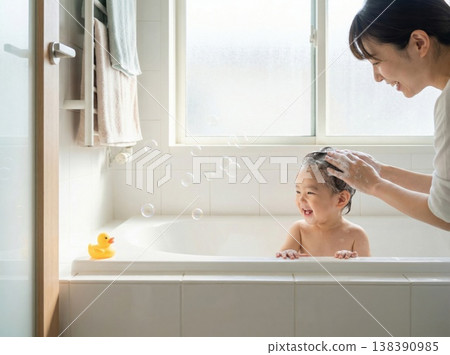 在柔和的燈光下，一位母親溫柔地幫寶寶洗澡。 138390985