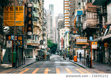 清晨,從香港九龍一條後街看到的景色。 清晨,從香港九龍一條後街看到的景色。 138391212