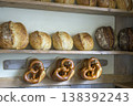 一家出售自製麵包的麵包店（boulangerie）。 138392243