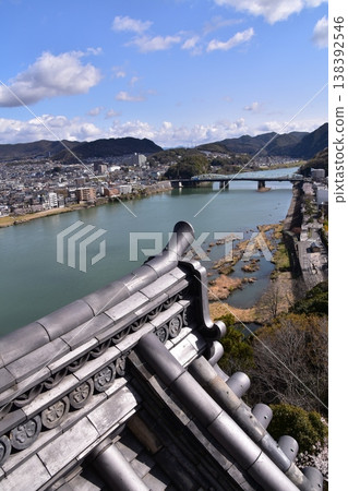 愛知縣犬山市:春日里,犬山城櫻花盛開。從國寶級城堡天守閣頂層眺望,可欣賞周圍的街景和古樸的屋頂。 愛知縣犬山市:春日里,犬山城櫻花盛開。從國寶級城堡天守閣頂層眺望,可欣賞周圍的街景和古樸的屋頂。 138392546