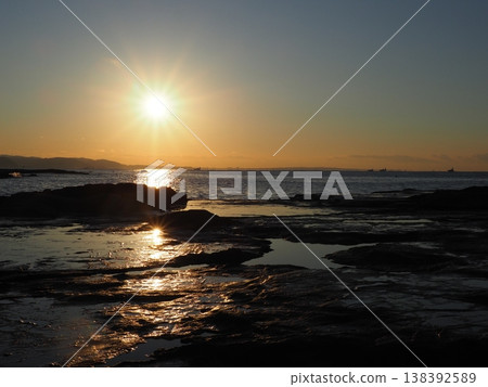 感受日出。潮灘與冉冉升起的太陽形成鮮明對比。留白。一個充滿活力的世界! 感受日出。潮灘與冉冉升起的太陽形成鮮明對比。留白。一個充滿活力的世界! 138392589