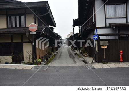 日本岐阜縣高山市的古老街道。散發著歷史氣息的老房子。高山春節期間的早晨景象。 138392880